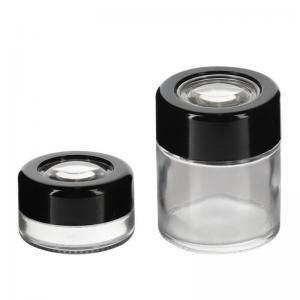 glazen pot met vergrootglas