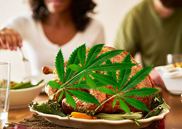 Gratis kalkoenen en warme maaltijden worden aangeboden voor Thanksgiving Giveaway door Cannabis Company